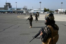 Truppe speciali talibane Badri presidiano l'aeroporto di Kabul.