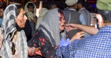 Donne con il volto insaguinato dopo l'esplosione all'aeroporto di Kabul.