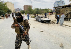 Soldati svolgono controlli a Kabul.