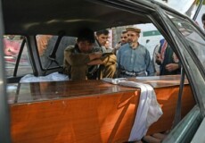 Un feretro viene trasportato un carro funebre a Kabul.