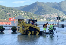 Operai al lavoro in piazza Cavour a Como ricoperta di acqua e detriti esondati dal lago a causa delle copiose piogge dell'altra sera. Como