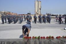 Membri delle forze di sicurezza libanesi depositano fiori in memoria dei morti dell'esplosione nel porto, in una piazza di Beirut.