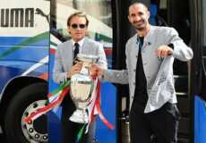 Roberto Mancini e il capitano degli azzurri Giorgio Chiellini sostengono la Coppa Europa.