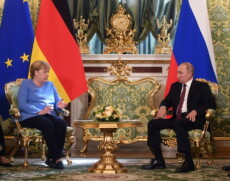 Il presidente russo Vladimir Putin e la cancelliera tedesca Angela Merkel durante la riunione nel Cremlino