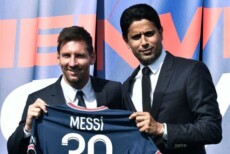 Messi e il presidente del Psg, Nasser Al-Khelaifi., durante la presentazione alla stampa con la maglia numero 30.