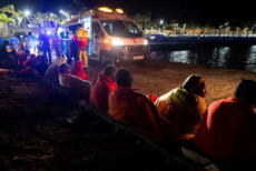 Membri della Croce Rossa spagnola si prendono cura dei migranti arrivati alla costa di Castillo del Romeral, in Gran Canaria. ANSA/ EPA/Quique Curbelo