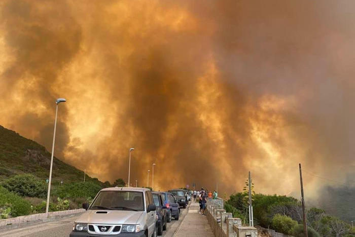 Quasi 400 persone evacuate per tutta la notte, abitazioni danneggiate, un centinaio di ettari di territorio divorati dal fuoco. nell'area del Montiferru, nell'Oristanese