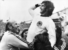 Una foto d'archivio del 7 luglio 1974 mostra Gerd 'Bomber' Mueller che festeggia con il ct tedesco Helmut Schoen dopo la vittoria ai mondiali del 1974 tra Germania e Olanda. 