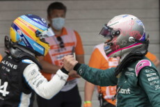 Il francese Esteban Ocon (S) del team Alpine F1festeggia con il tedesco Sebastian Vettel (D) della Aston Martin dopo il premio GP di Ungheria.