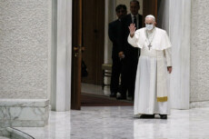 Papa Francesco torna tra i fedeli a un mese dall'intervento chirurgico.
