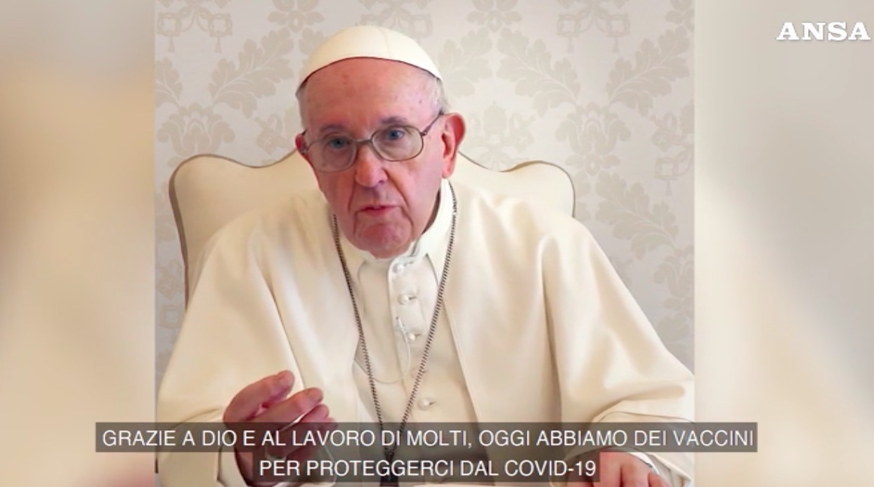 Frame del video di Papa Francesco in cui invita a vaccinarsi.