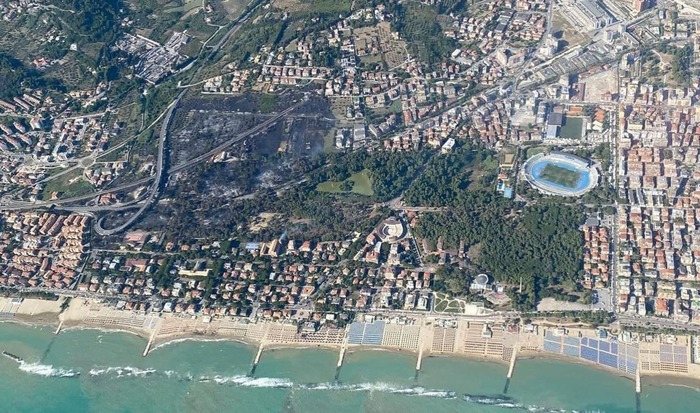 Foto aerea della zona degli incendi a Pescara.