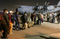 Personale ambasciate e civili in attesa di imbarcare per lasciare l'Afghanistan con il ponte aereo.