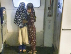 Afghanistan, Il volo della speranza delle due bambine che guardano dall'oblò.