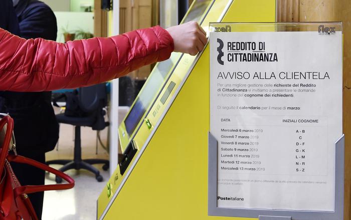 Primo giorno per fare richiesta del reddito di cittadinanza presso l'ufficio postale centrale in via Alfieri, Torino