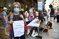 Un momento della raccolta firme per il referendum sull'eutanasia in via XX settembre. Genova