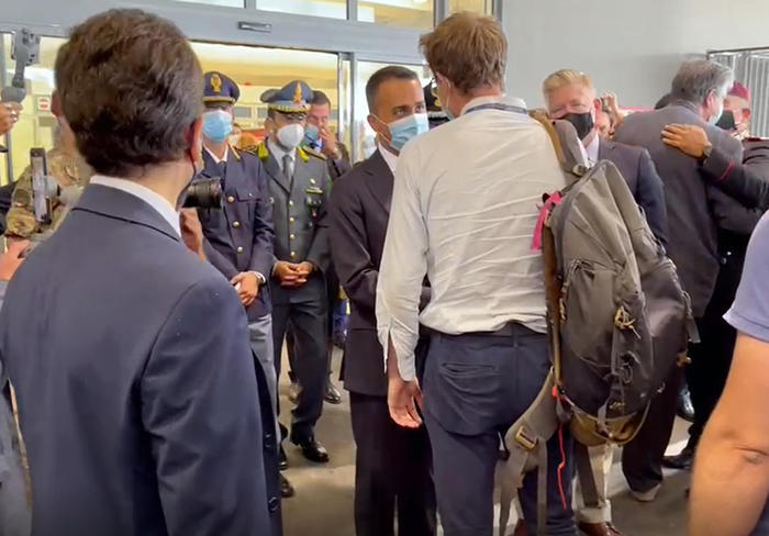 Un fermo immagine del video dell'arrivo delle autorità consolari dall'Afghanistan accolte dal ministro degli Esteri Luigi Di Maio all'aeroporto di Roma "Leonardo Da Vinci" a Fiumicino
