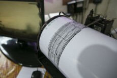 Un sismografo segna l'intensità del terremoto.