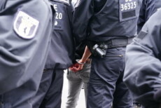 Agenti della polizia tedesca effetuano l'arresto di una persona.