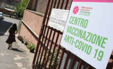 L'esterno di un centro vaccinale a Roma