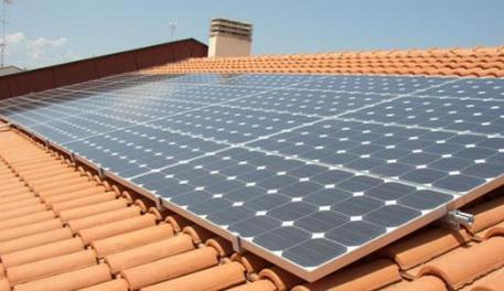Un tetto con pannelli fotovoltaico solare,