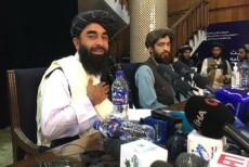 Il portavoce dei talebani Zabihullah Mujahid (S) parla durante la conferenza stampa a Kabul.