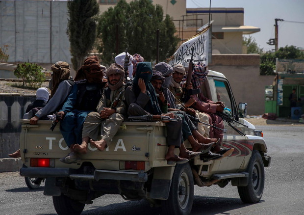 Una pattuglia di talebani in un camion,.