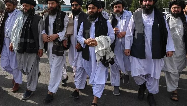 Le autorità talebane guidate dal portavoce Zabihullah Mujahid allo scalo di Kabul (ANSA/AFP)