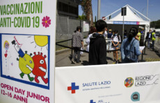 Genitori con i figli minori all'hub vaccinale Acea in occasione dell'Open Day Junior, Roma