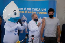 Il ministro brasiliano della Salute Marcelo Queiroga (C), inietta una dosi di vaccino anticovid-19 al ministro delle comunicazioni durante Fabio Farias (R), durante una giornata di vaccinazione in Brasile. ANSA/ EPA/Joedson Alves