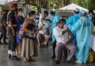 Un operativo di vaccinazione di 24 ore condotto da AstraZeneca sper la seconda dose in Colombo, Sri Lanka.