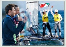 Ruggero Tita e Caterina Banti festeggiano l'oro nella vela dopo la vittoria nella catamarano misto foiling Nacra 17.