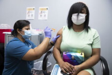 Una donna riceve un vaccino in una clinica in Maryland, USA.