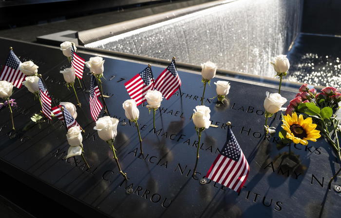 Bandierine e fiori sui nomi dei caduti l'11 settembre 2001 nell'attentato alle Torri Gemelle