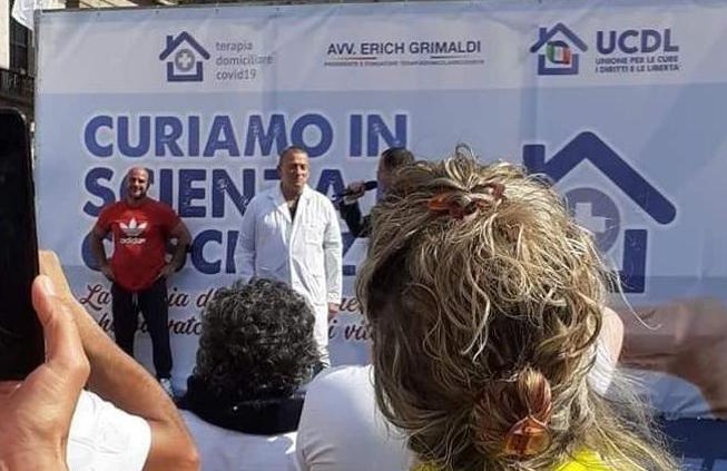 Riccardo Szumski in piazza a Milano durante una manifestazione No-vax.