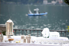 Coffe break di fronte al Lago di Como durante il Forum Ambrosetti a Cernobbio.