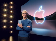 CEO della Apple Tim Cook con lìiPhone 13 Pro Max e Apple Watch Series 7.