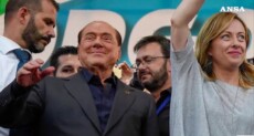 Silvio Berlusconi con Giorgia Meloni .