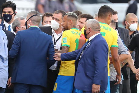 L'astro brasiliano Neymar parla con un ufficiale della salute dopo la sospensione della partita Brasile-Argentina a Sao Paolo per la qualificazione al mondiale Qatar 2022.