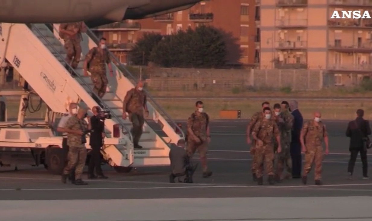 L'arrivo a Ciampino degli ultimi soldati italiani da Kabul