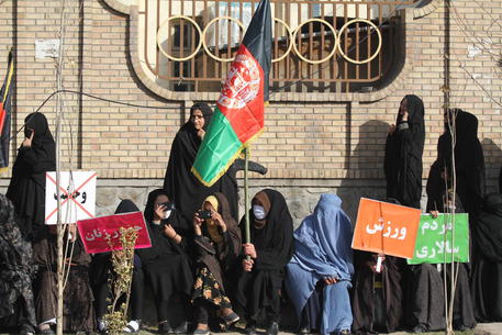 Manifestazione di donne afghane a Herat per il diritto allo studio ed al lavoro.