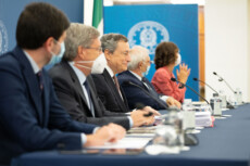 La conferenza stampa del Presidente Draghi con i ministri per gli Affari regionali e le Autonomie Gelmini, dell’Istruzione Bianchi, della Salute Speranza, delle Infrastrutture e della Mobilità Sostenibili Giovannini.
