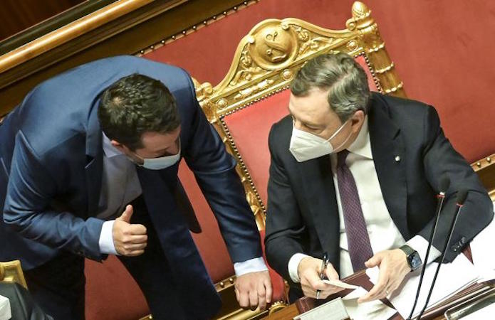 Nella foto d'archivio ANSA il presidente del Consiglio Mario Draghi e il leader della Lega Matteo Salvini in Senato