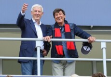 Romano Fogli (S) con il cantante Gianni Morandi.