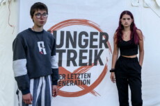 I due attivisti pro-clima Lina Eichler (L) and Mephisto nella dimostrazione contro il governo tedesco per il clima.