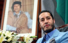 Saadi Ghedaffi, figlio del estinto dittatore libio Muammar Ghedaffi ( nel cuadro appeso alla parete), durante una conferenza stampa in Sydney , Australia, nel 2005.