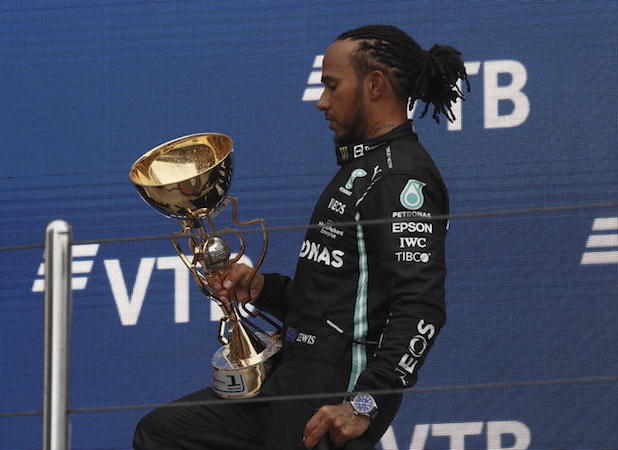 Lewis Hamilton festeggia la vittoria nel Gran Premio di Russia sul circuito di Sochi.