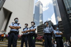 Polizziotti cinesi vigilano l'ingresso del tribunale Kowloon di Hong kong.
