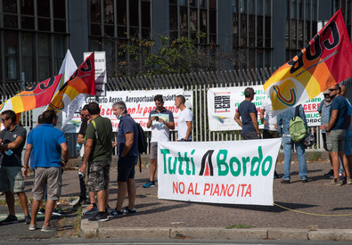 Una recente protesta dei lavoratori di Alitalia.