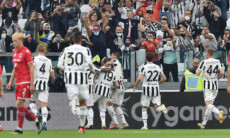 Leonardo Bonucci festeggiato dai compagni di squadra dopo aver siglato il gol del 2-0 nella partita Juventus-Sampdoria.